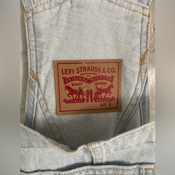 Levi’s loose-fit overalls.Light wash. NWOT 100% cotton. Relaxed fit. 30” inseam. - Picture 5 of 7